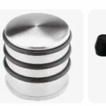 Egyszerű, modern otthon ajtajában egy alacsony árú, fém ajtókitámasztó