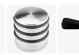 Egyszerű, modern otthon ajtajában egy alacsony árú, fém ajtókitámasztó